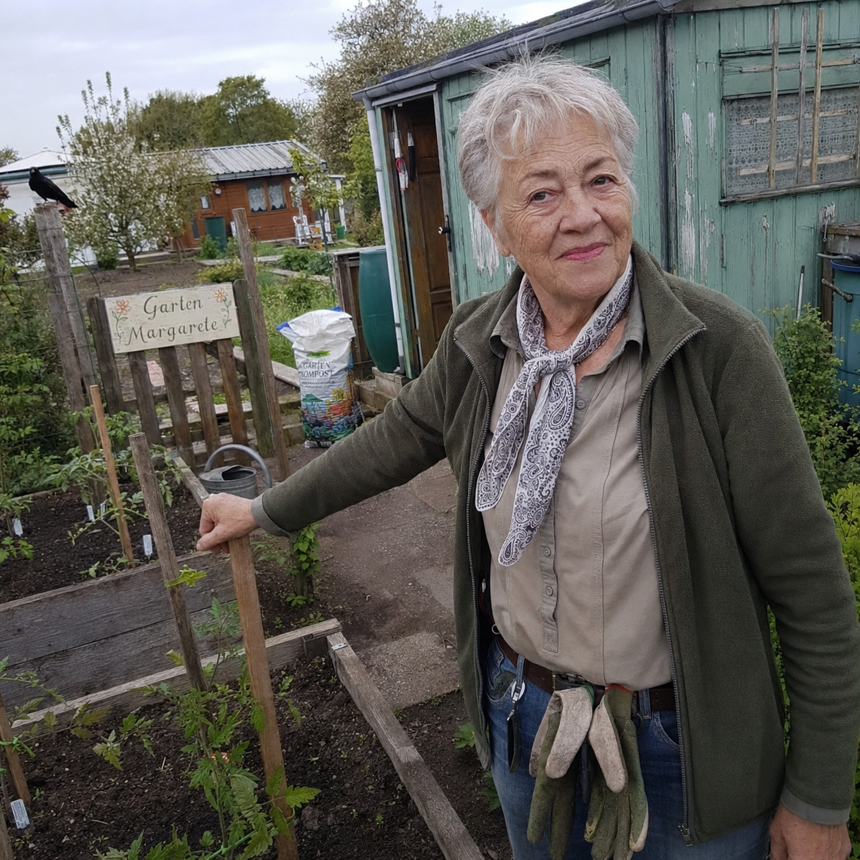 Margaret K., 72, in ihrem Schrebergarten in Wedel