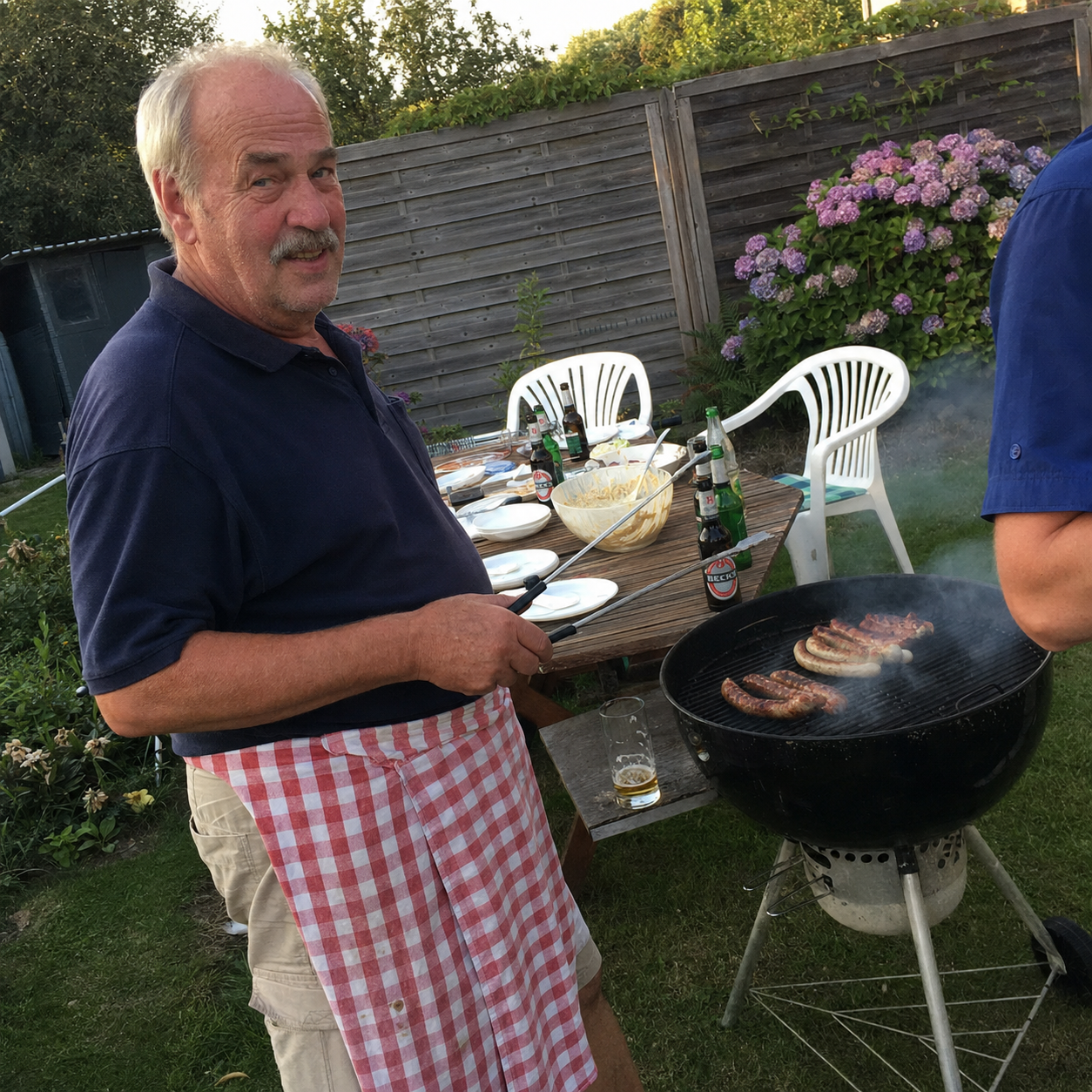 Keith M., 71, beim Grillen in seinem Garten in Bremen