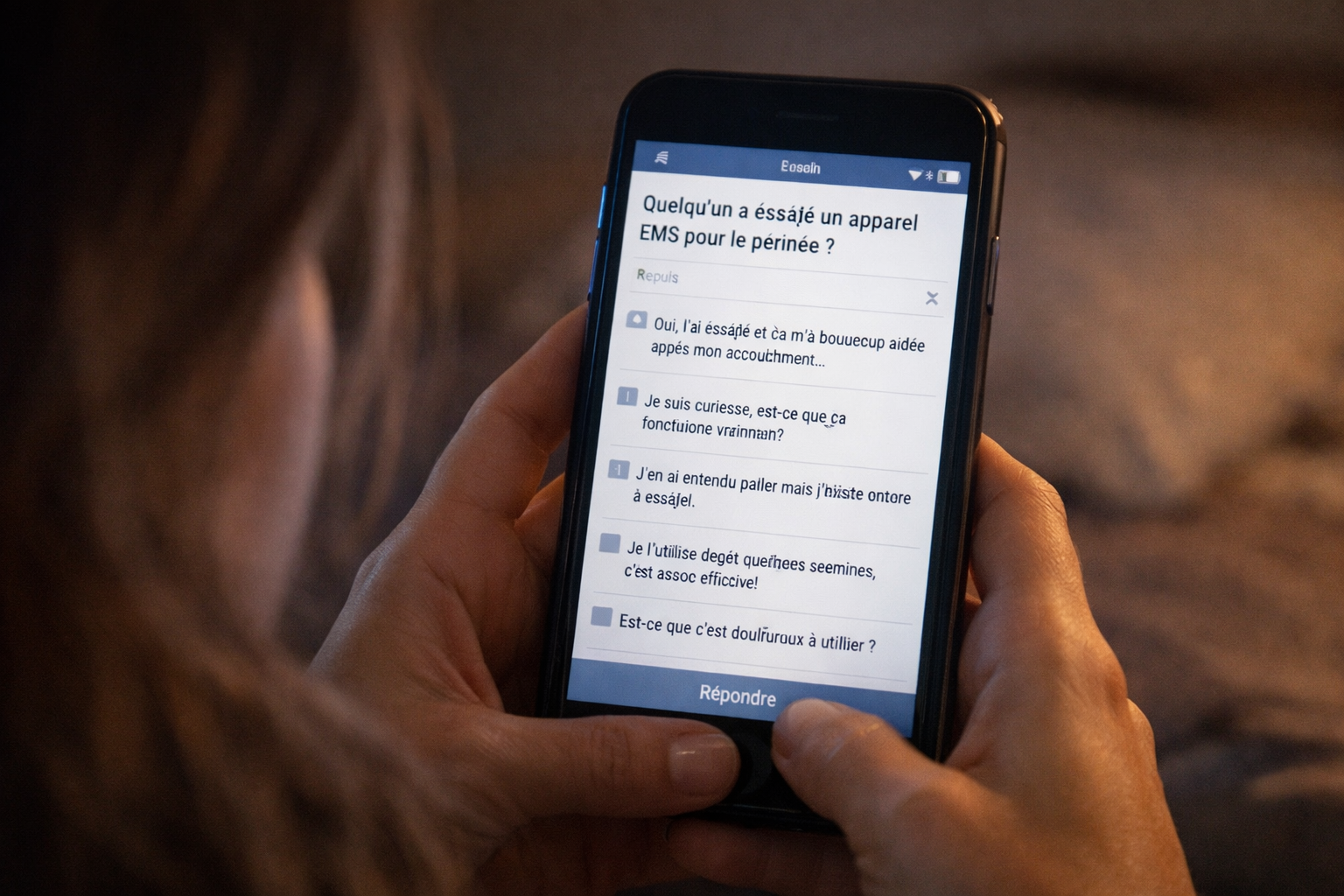 Frau liest nachts auf ihrem Smartphone im abgedunkelten Schlafzimmer